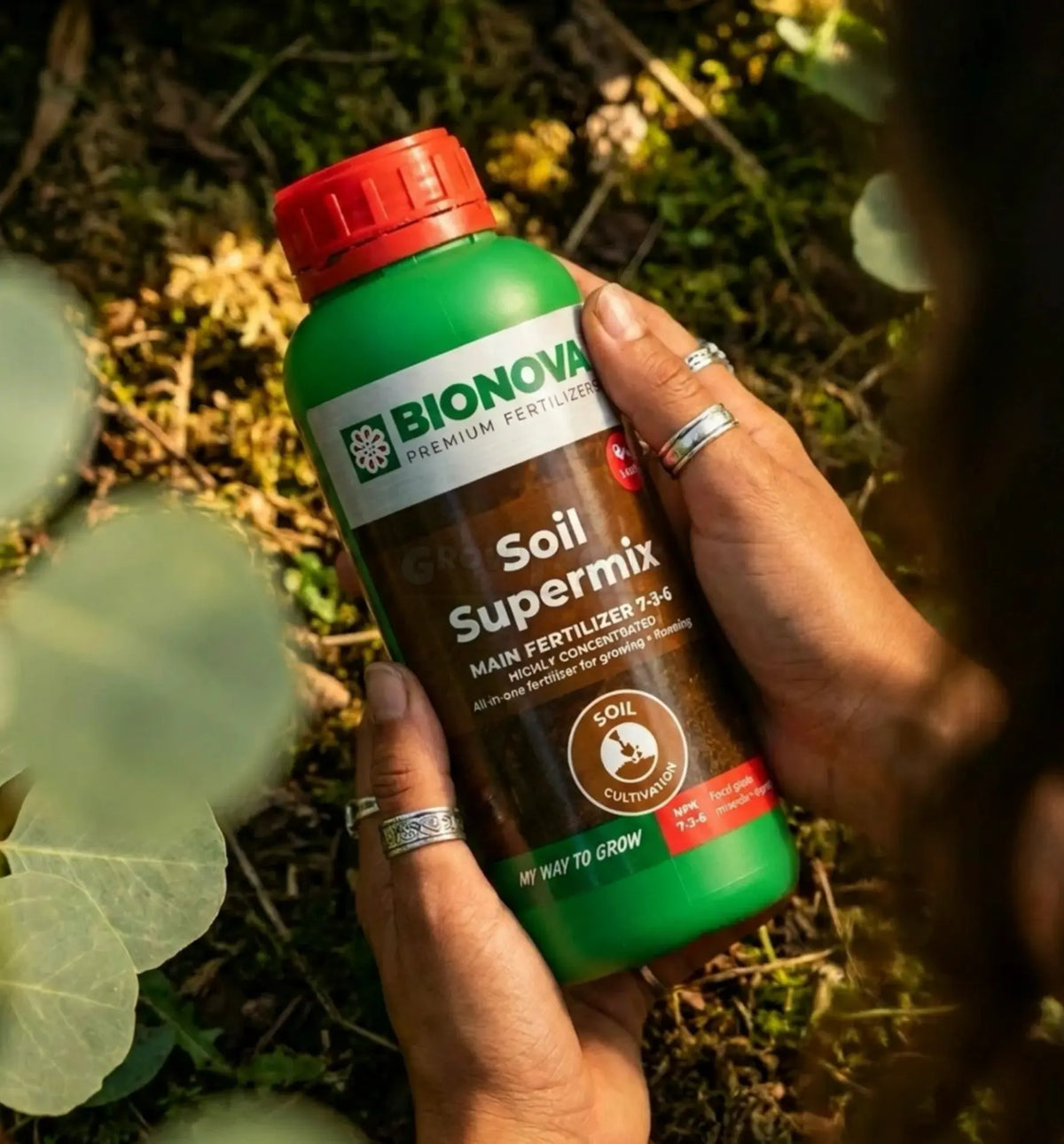 Bionova Soil Supermix Hochkonzentrierter Bodendünger in 1-Liter-Behalter, ideal für gesunden Boden und Pflanzenwachstum