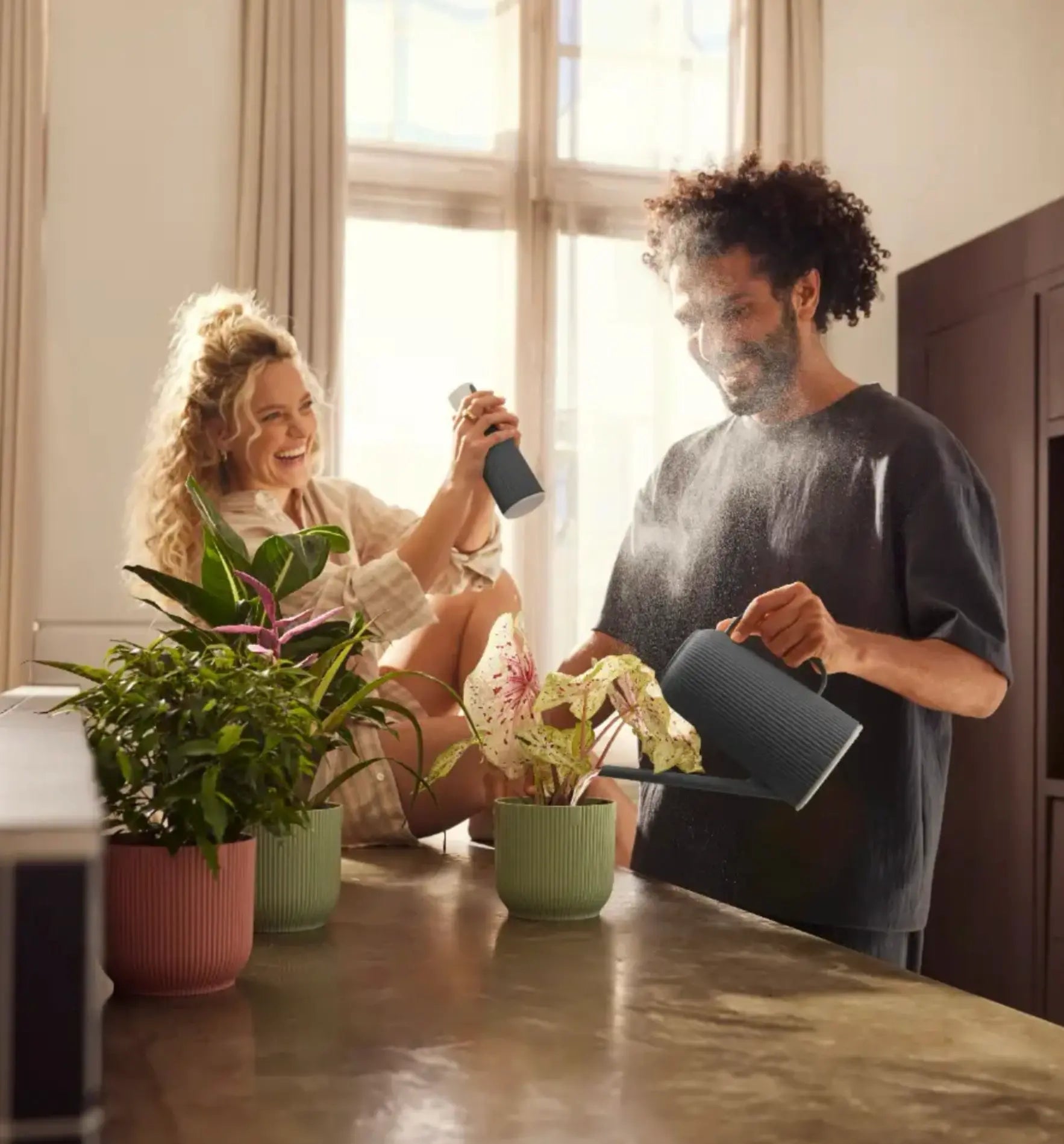 Elho Handsprüher Vibes Fold bei, kompakter Gartensprüher mit ergonomischem Griff und transparentem Behälter, ideal für Gartenarbeiten