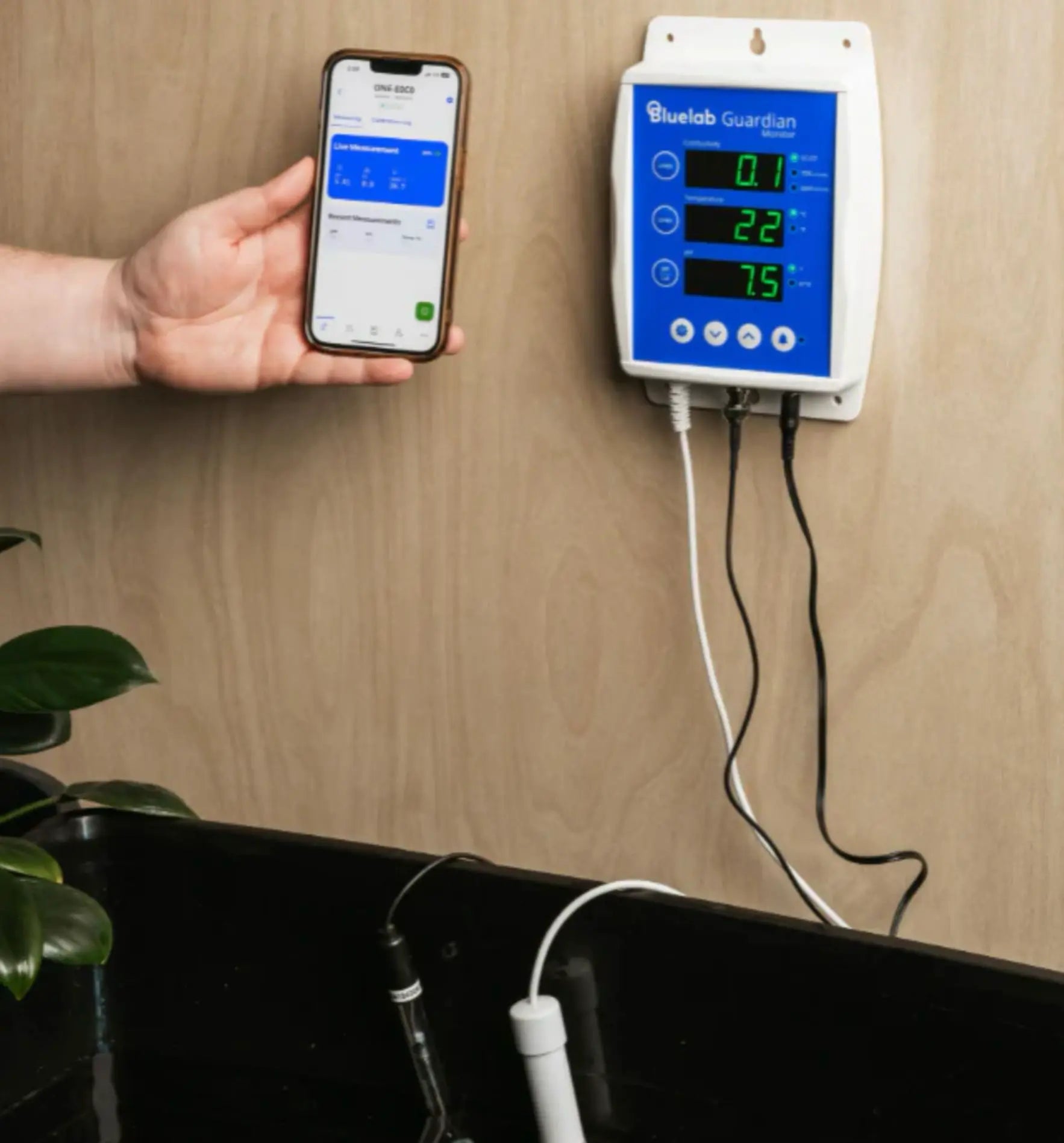 Bluelab Guardian Monitor Wi-FI Messgerät mit digitalem Display und Anschlüssen, für präzise Wasserqualitätüberwachung