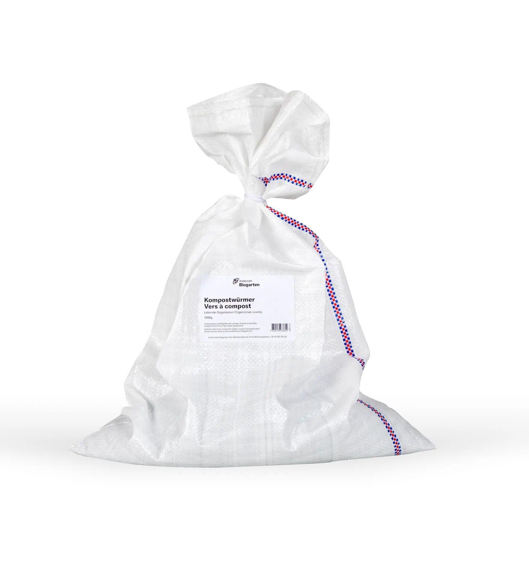 Nützlinge: Kompostwürmer von Biocontrol & Biogarten für hochwertigen Kompost, sichtbar in einem natürlichen Gartenumfeld