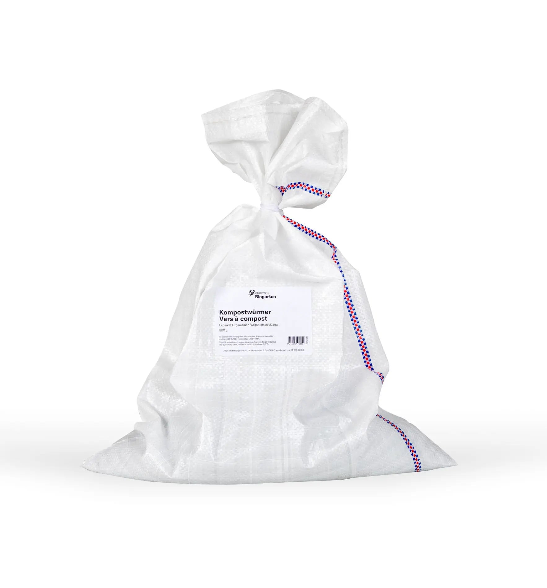 Nützlinge, Kompostwürmer von Biocontrol & Biogarten, für hochwertigen Kompost, lebende Würmer auf dunklem Hintergrund.