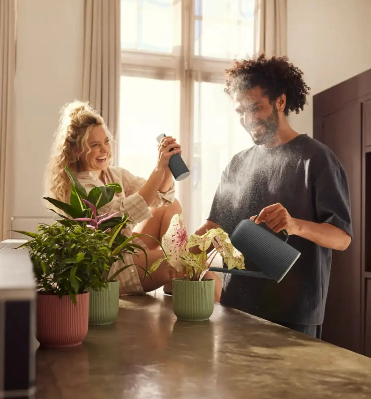 Elho Handsprüher Vibes Fold bei, kompakter Gartensprüher mit ergonomischem Griff und transparentem Behälter, ideal für Gartenarbeiten