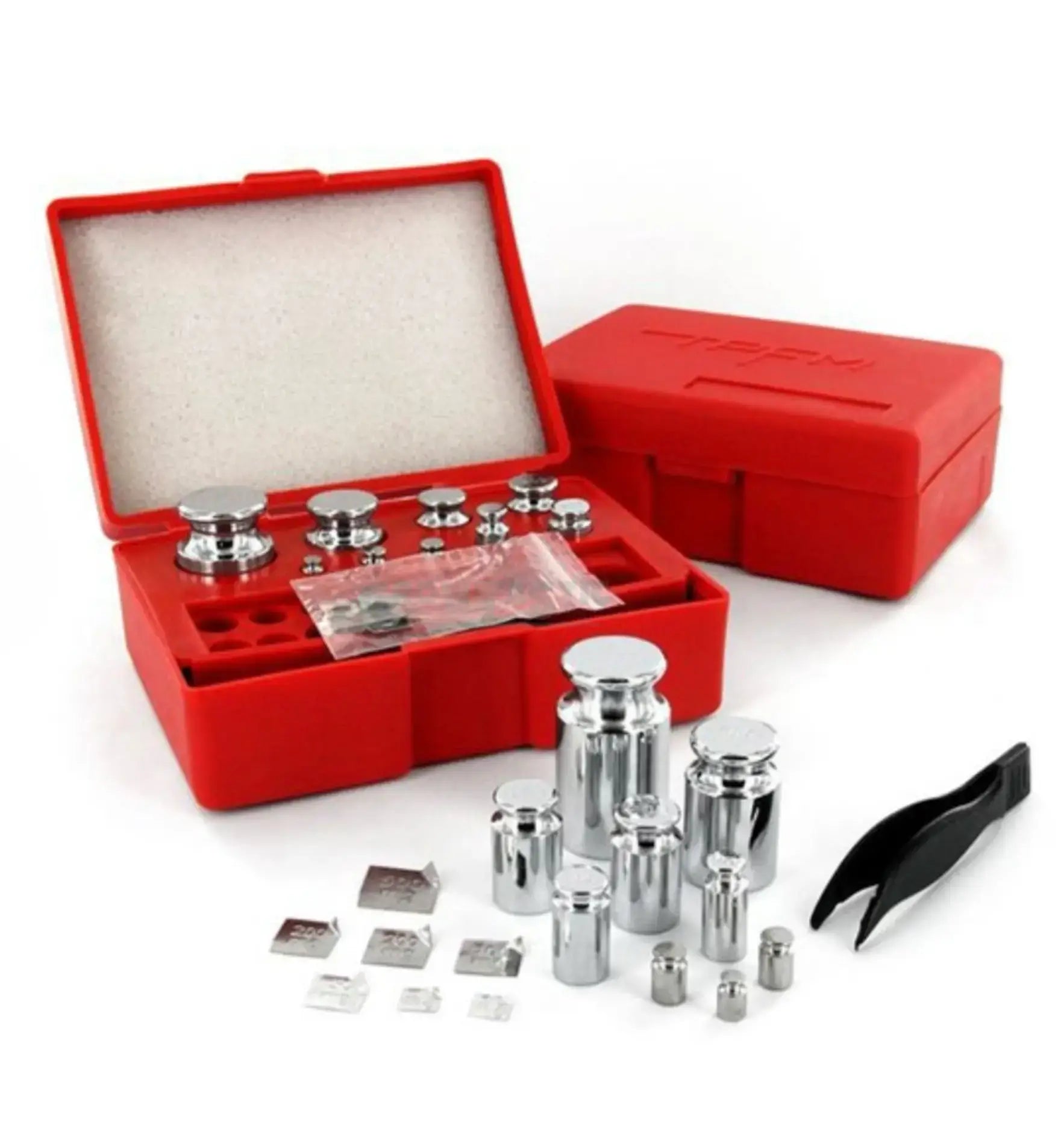 Set aus chromierten Gewichten in rotem Koffer, ideal für präzise Messungen und Laborbedarf.