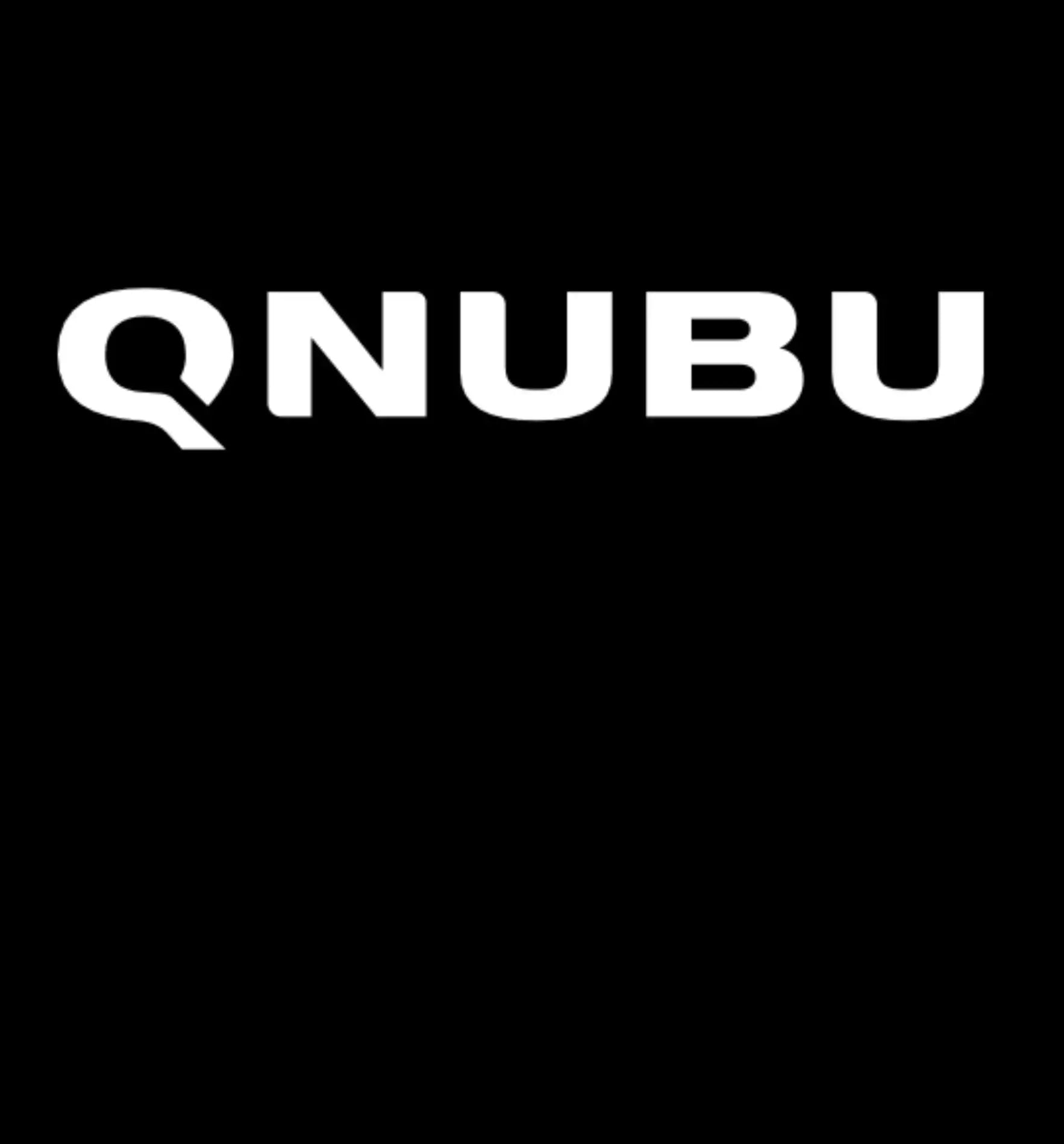 Logo von QNUBU auf schwarzem Hintergrund, repräsentiert Produkte meines Growshops.