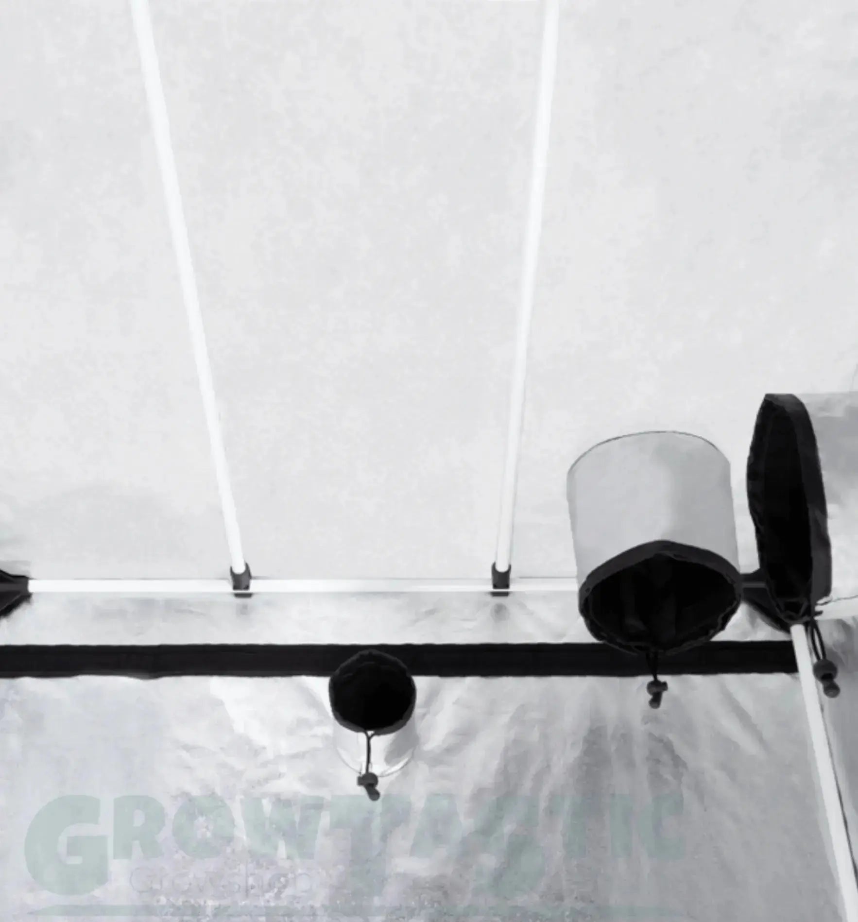 Garden Highpro GHP Growbox Pro Box Basic mit quadratischer Grundfläche, 40x40x160 cm, für Pflanzenzucht im Garten.