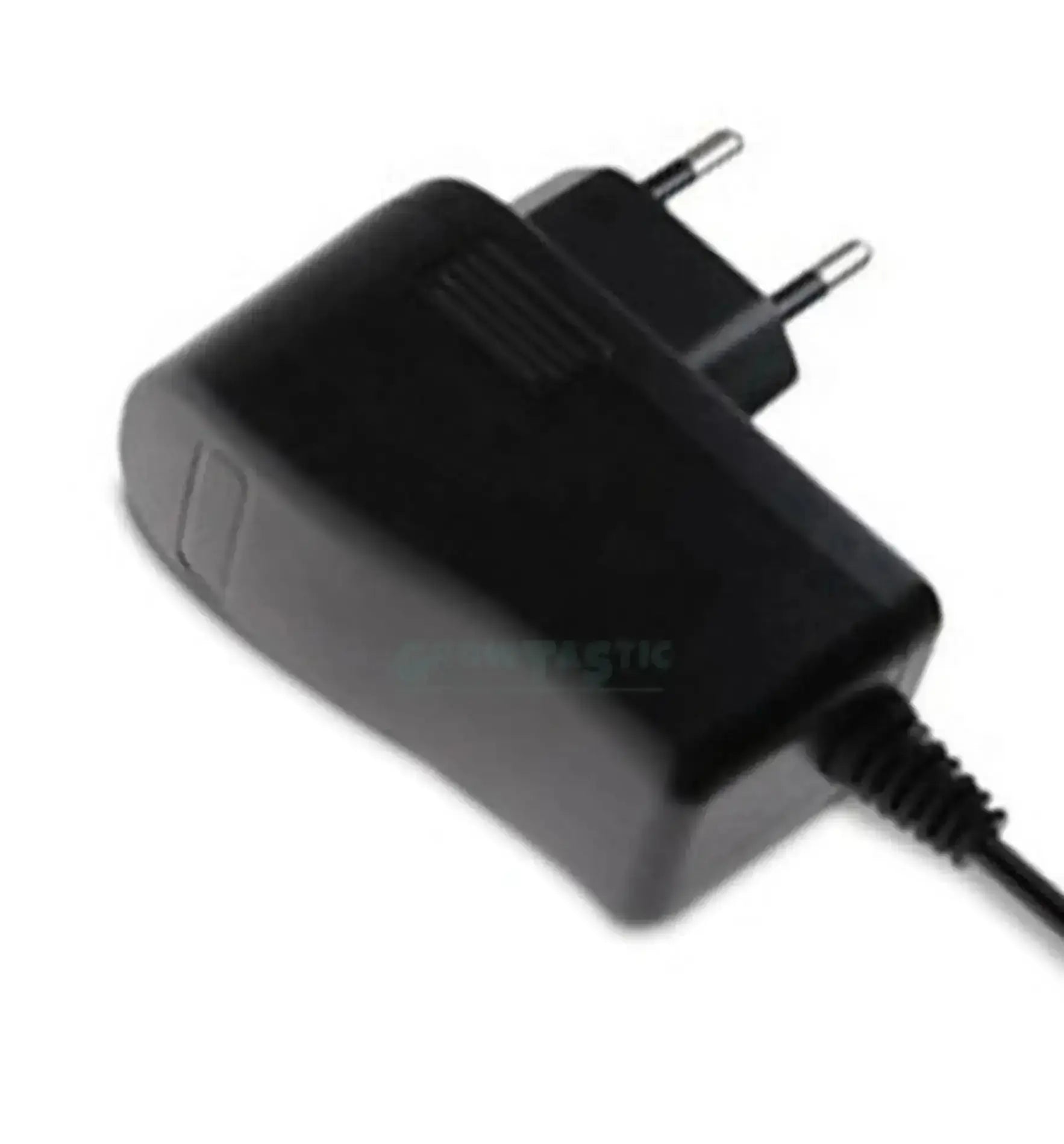 Netzteil von GrowTastic Sammlung mit 12V, 100mA, 3,5x1,35 Anschluss, zeigt das kompakte elektronische Netzteil.