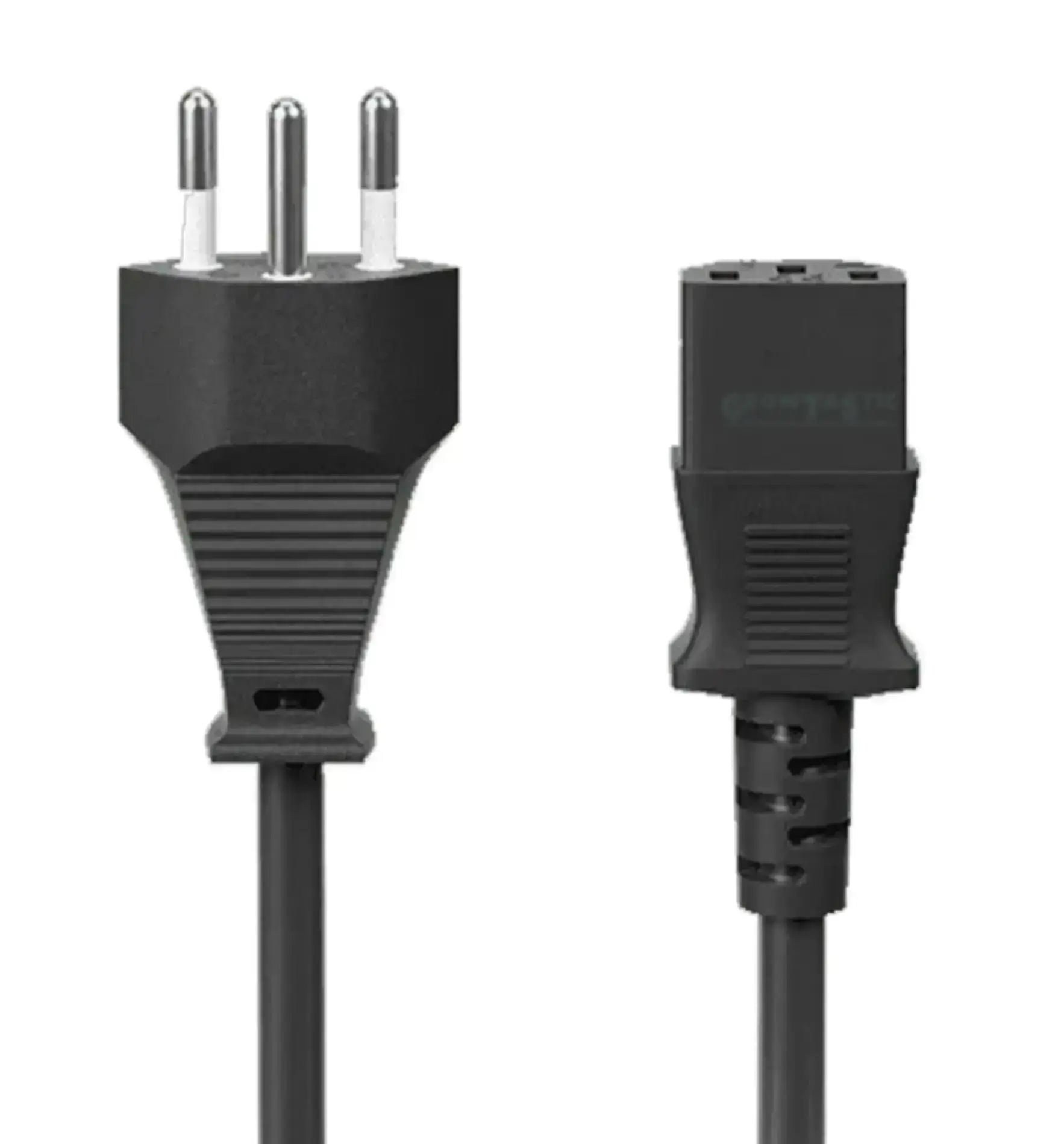 Kaltgerätekabel 220V an GrowTastic Steckleiste, elektrische Verbindung für Geräte, schwarze Kabel und Stecker sichtbar