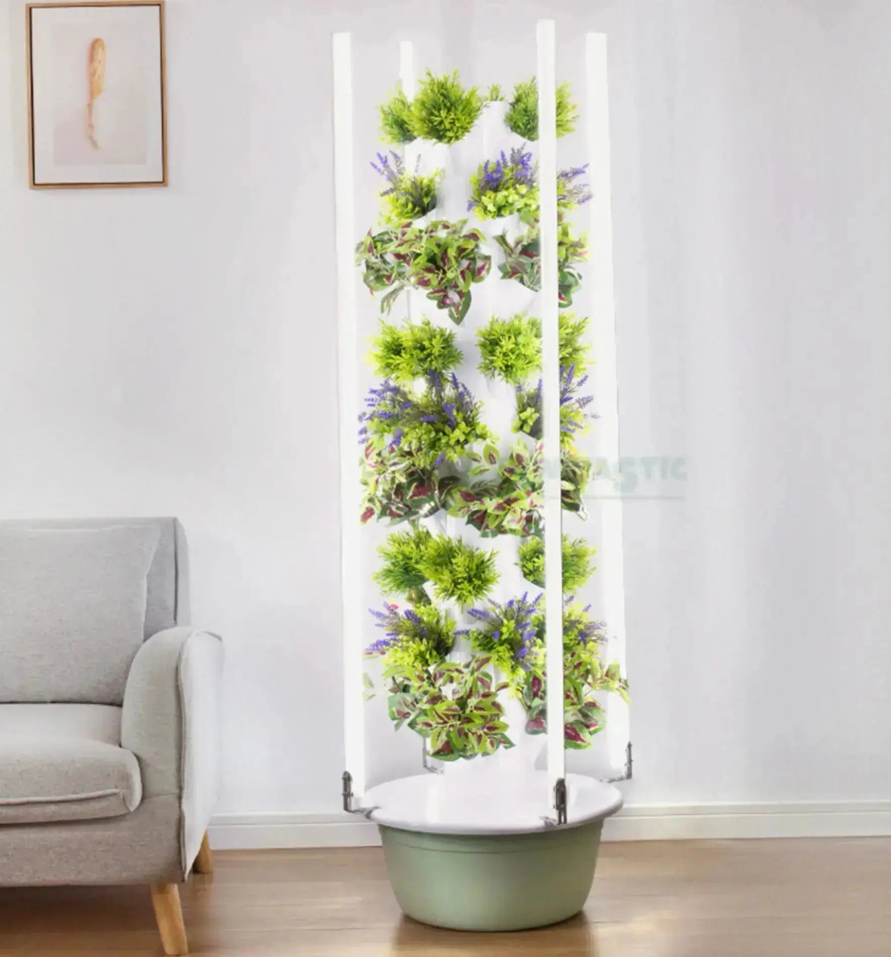 Hydroponisches System Sky Tower PRO von HTP mit mehreren Pflanzbehältern und Wasserzubehör, ideal für nachhaltiges Gemüseanbau