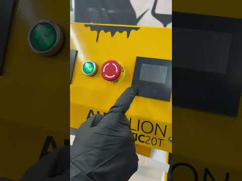 Load video: Qnubu Press Pro Lion Hydraulic 20 Tons (Plate 12x12cm)