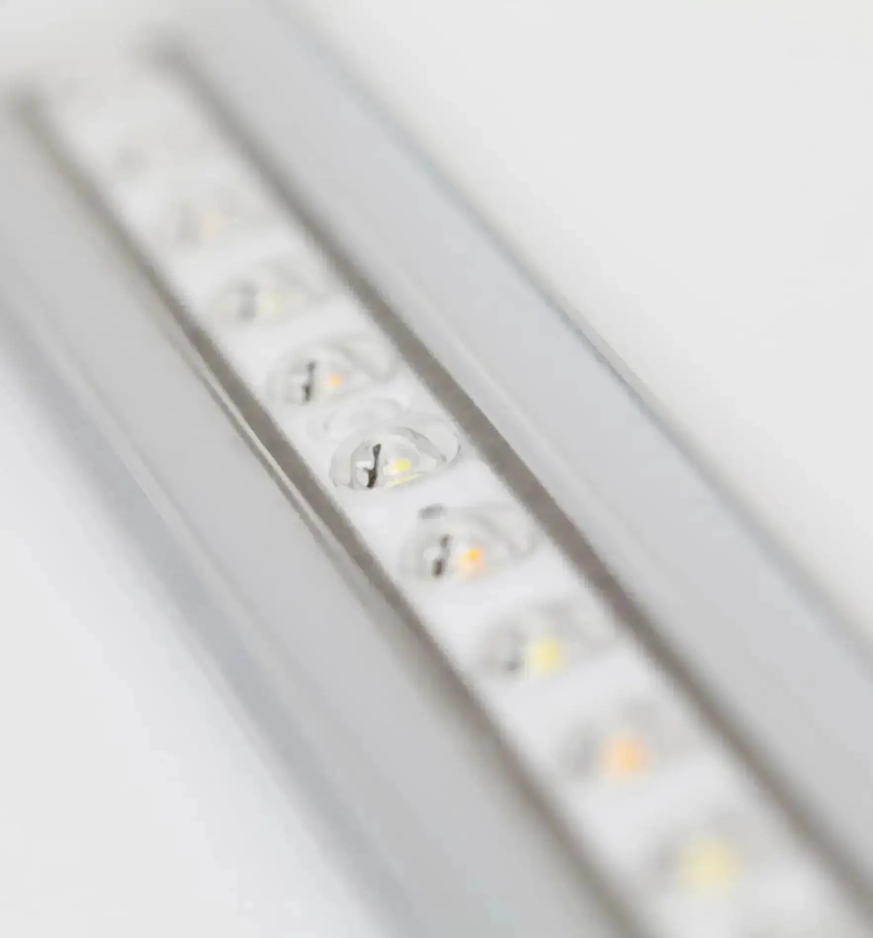 Sanlight FLEX II Compact LED Pflanzenleuchte, energiesparende LED-Lichtquelle für gesunde Pflanzen, auf einem Tisch platziert.