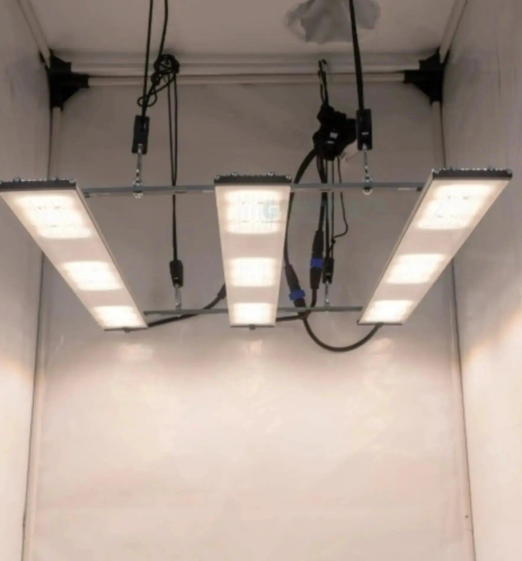 Sanlight Stixx 4-100 LED Pflanzenleuchte für Unter- und Oberbeleuchtung, energiesparend und ideal für Pflanzenwachstum.