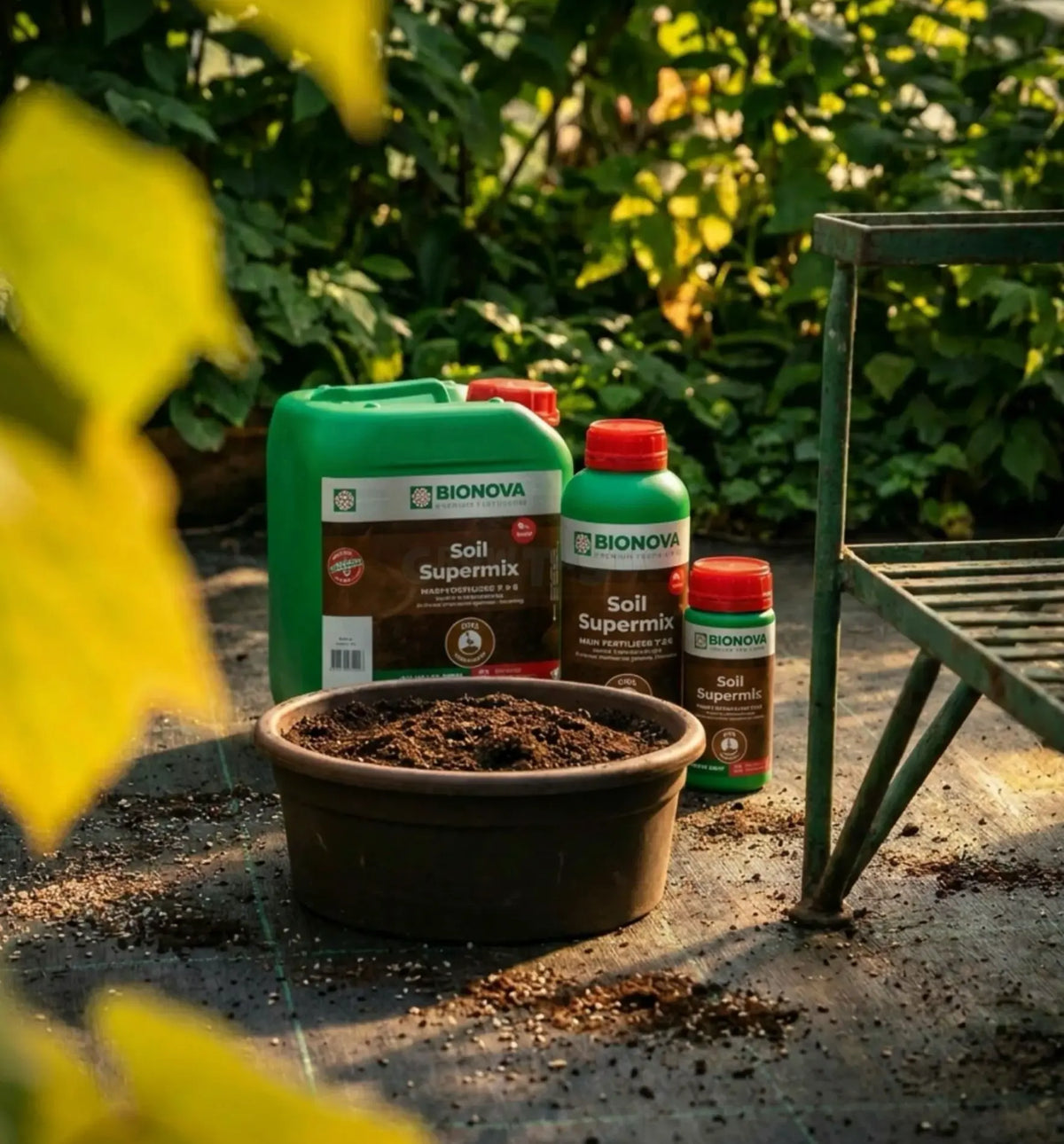 Hochkonzentrierter Bionova Soil Supermix Dünger in 1-Liter Behälter, ideal für gesunden Boden und Pflanzenwachstum.
