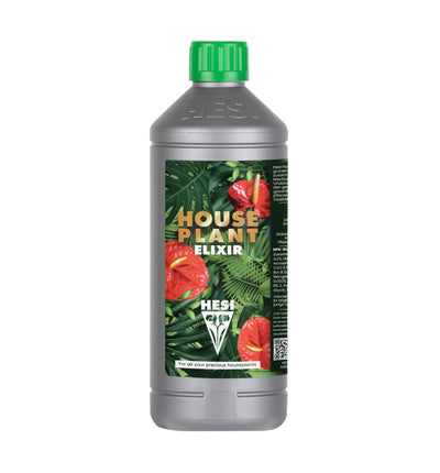 Hesi House Plant Ellixir Dünger in Flasche, für Zimmerpflanzen, zeigt die Verpackung und einen Gießkanne in der Hand.