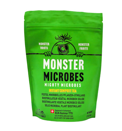 Mikrobieller Pflanzenstimulator von The Myco Family, biologischer Dünger, zeigt Flasche mit grünen Pflanzen auf weißem Hintergrund