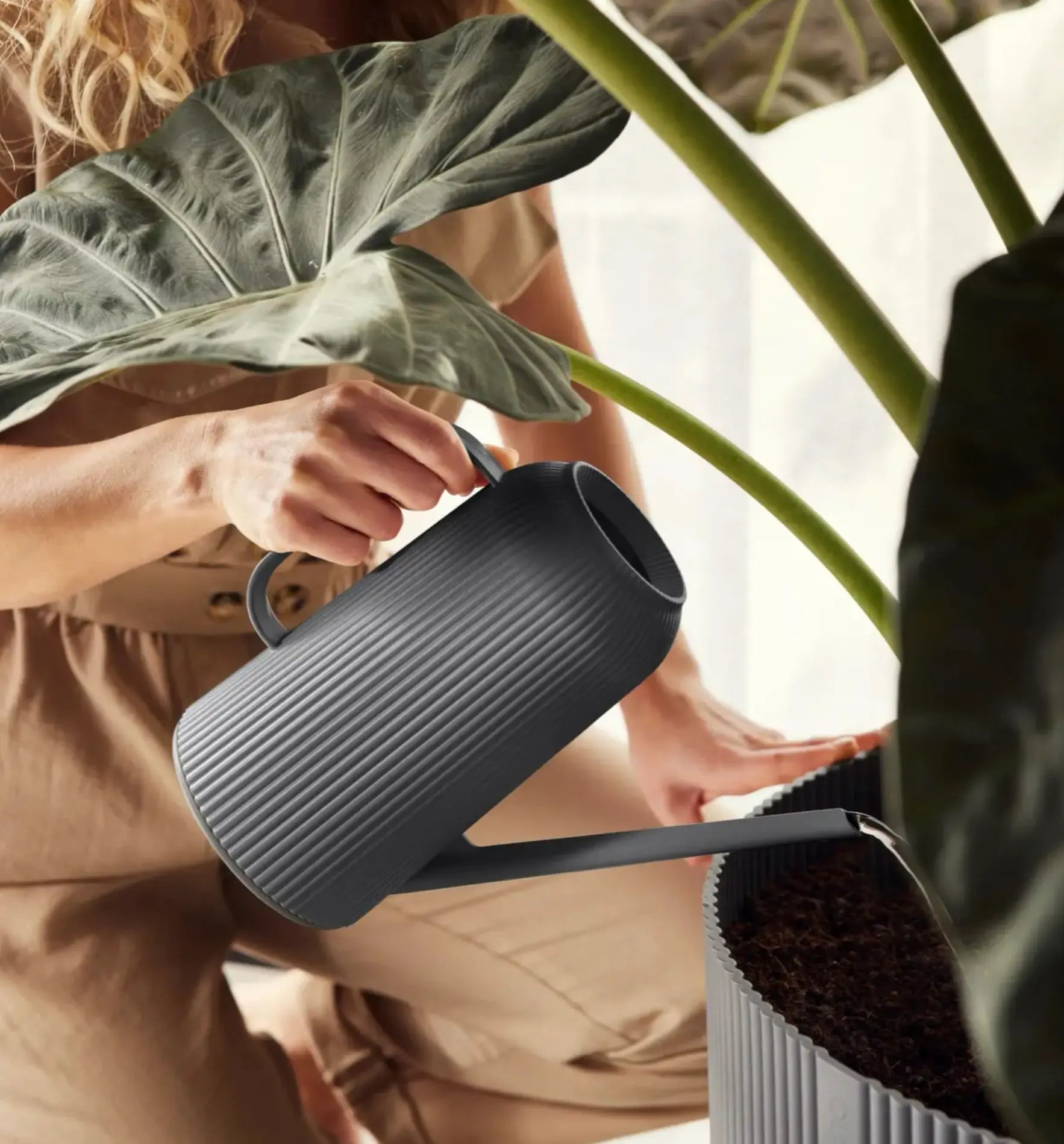 Elho Giesskanne Vibes Fold, faltbare Kunststoff-Gießkanne mit ergonomischem Griff und modernem Design, ideal für Garten und Pflanzenpflege.