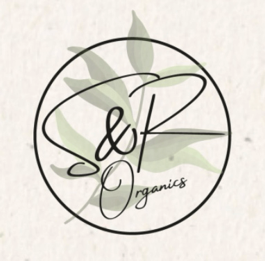 Logo von S&R Organics mit elegantem Schriftzug und Pflanzenelementen im Hintergrund.