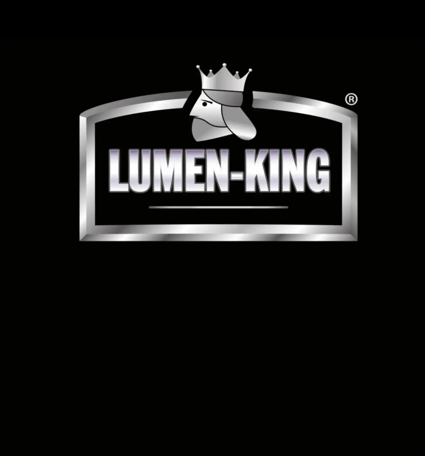 LUMEN-KING Logo in silberner Schrift auf schwarzem Hintergrund, repräsentiert die Marke für Beleuchtung.