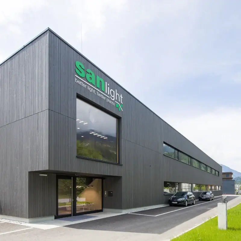 Moderne Gebäude des Growshops mit sanlight Logo und besserem Licht im Vordergrund.