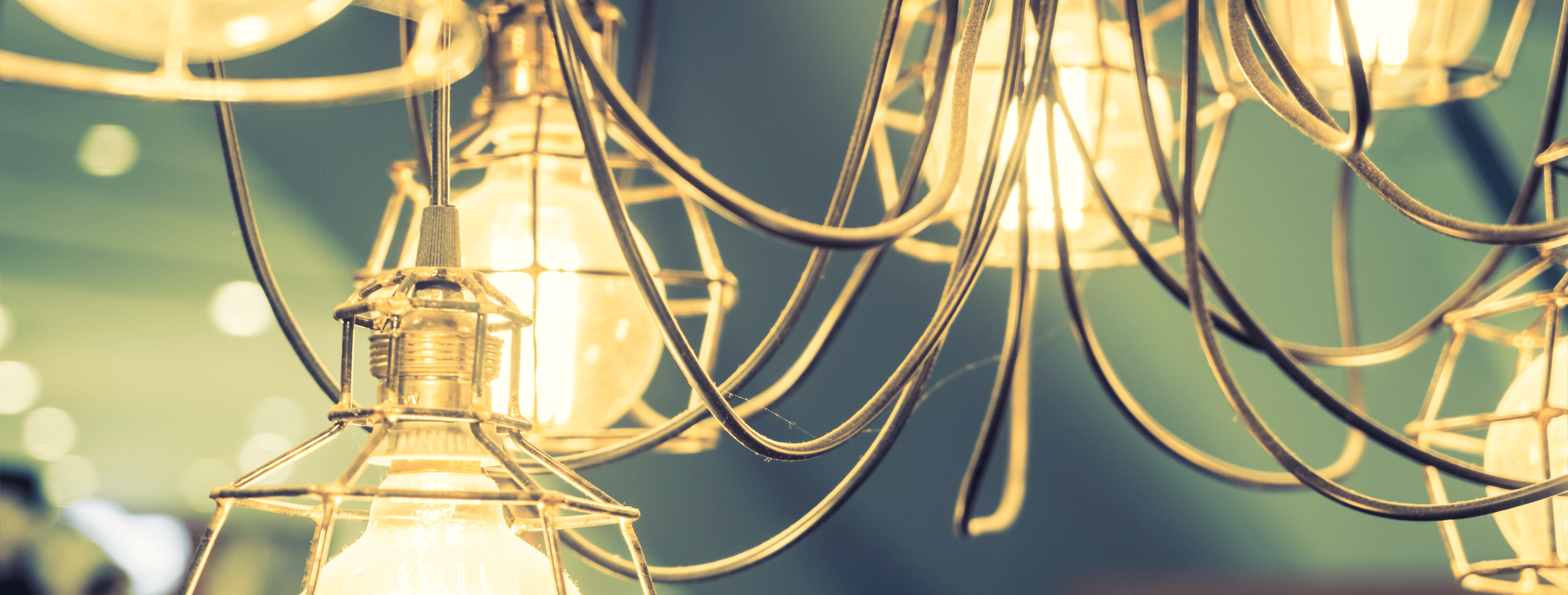 Beleuchtungskörper mit freiliegenden Glühbirnen für modernes Raumdesign.
