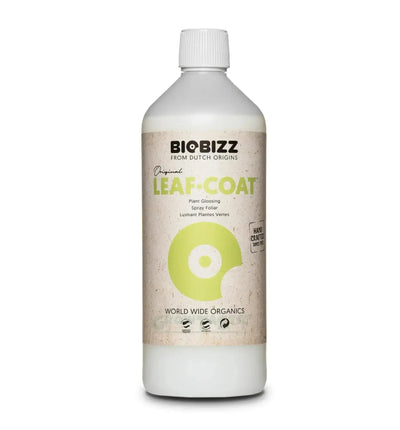 BioBizz Leaf Coat Pflanzenschutzspray auf Pflanzen, schützt und stärkt Blätter, 500 ml mit Sprayaufsatz.