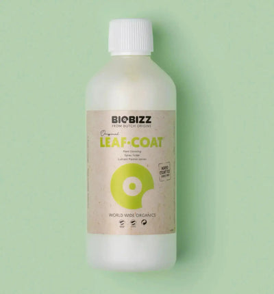 BioBizz Leaf Coat Pflanzenschutz-Spray auf Pflanzen, schützt und pflegt die Blätter, in 500 ml Flasche mit Sprühaufsatz.