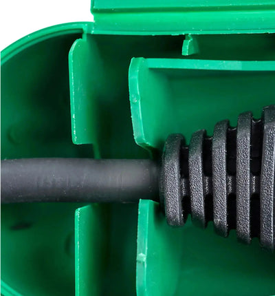 Brennstuhl Safe Box Steckleiste mit mehreren Steckdosen und Schutzfunktion, weißes Gehäuse, auf einem Schreibtisch.