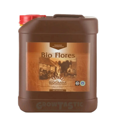 Canna Biocanna Flores Dünger in 1-Liter-Flasche, flüssiger Pflanzen-Dünger für Blühpflanzen, auf weißem Hintergrund.