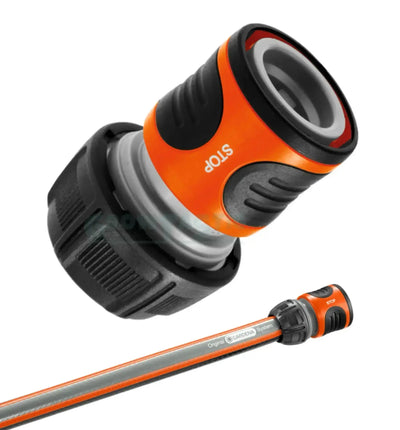 Gardena Wasserstop Bewässerung Schlauchverbinder und Kupplung, 13 mm (1/2 Zoll) für Gartenschläuche, in Gebrauch.
