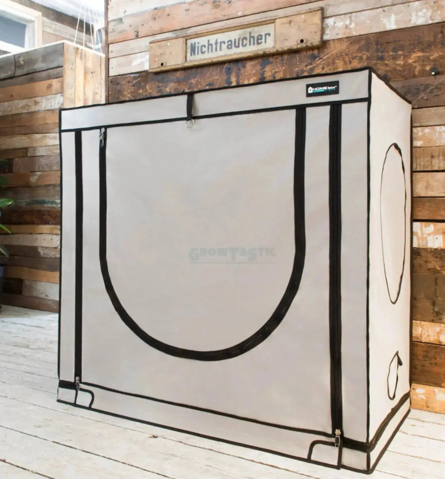 Homebox Vista Growbox, mittel und dreieckig, aus stabilem Material, ideal für Pflanzenzucht und Indoor-Gartenprojekte.