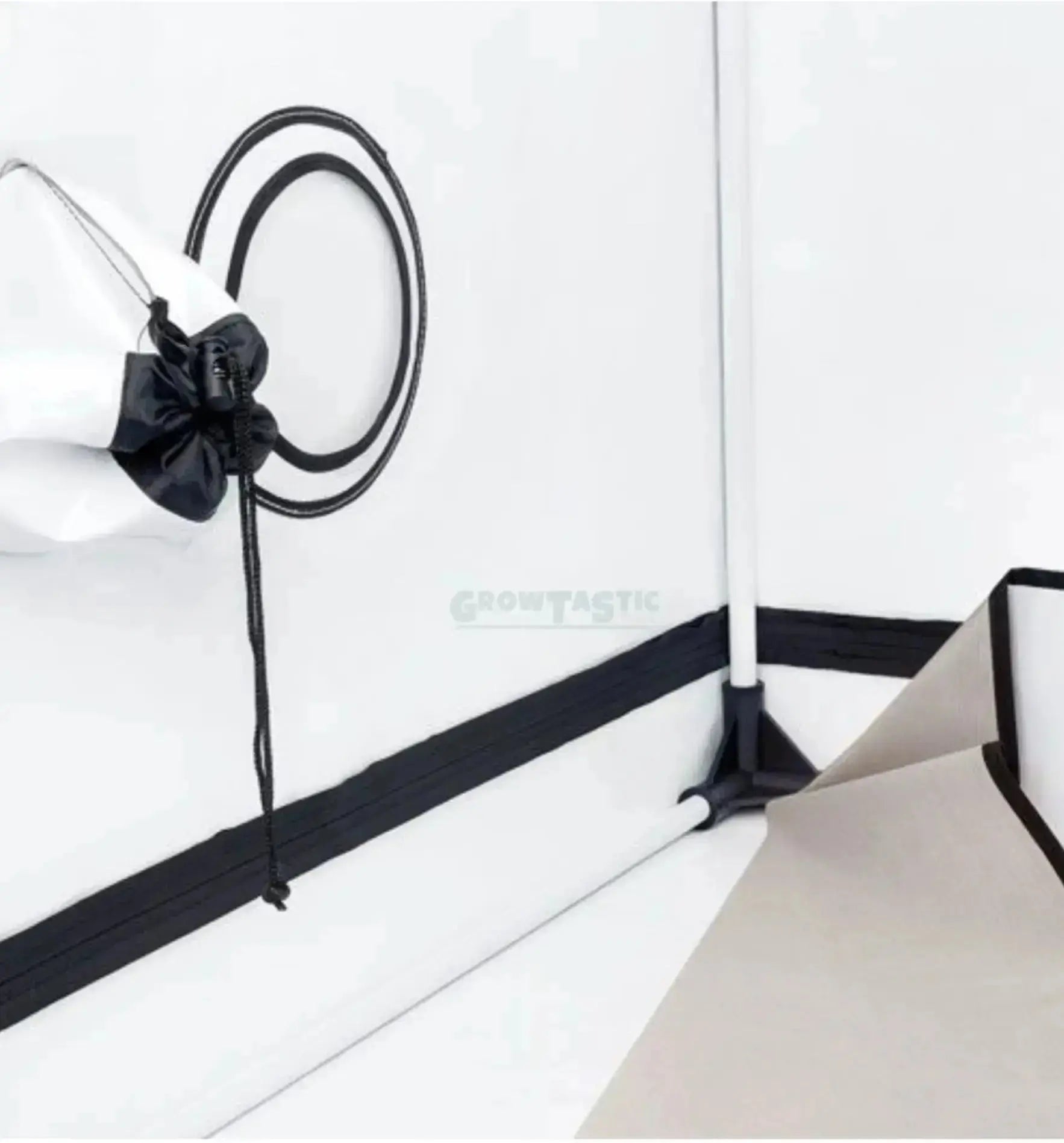Homebox® Q Growbox in Standardgröße mit quadratischem Aufbau, perfekt für den Anbau von Pflanzen in Innenräumen.