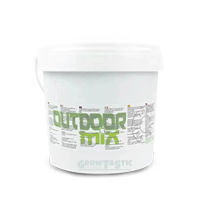 Jungle Boost Outdoor Mix Dünger in 500 g Verpackung, natürliche Nährstoffmischung für den Außenbereich, sichtbarer Beutel mit Produkt.