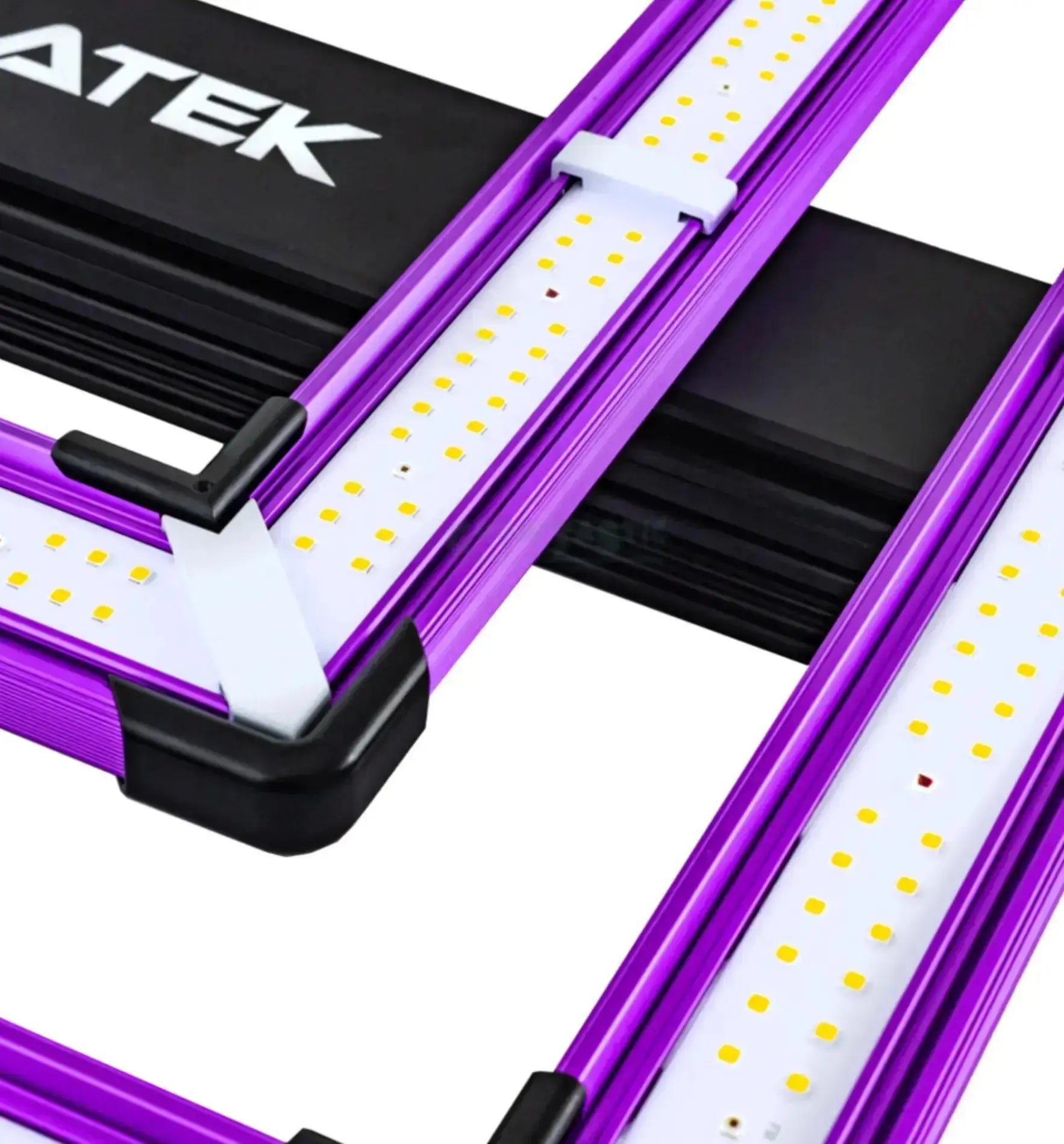 LED Pflanzenleuchte Lumatek ATS200W Pro 2,5 mit mehreren LEDs für optimale Pflanzenbeleuchtung, schwarz, in Betrieb.