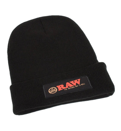 Schwarze RAW Beanie aus Bekleidung, weiches Material, für kaltes Wetter, stilvoll und bequem.