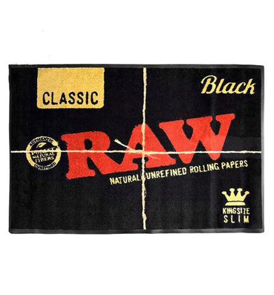 RAW Black Fussmatte Fan Edition, schwarzer Teppich mit RAW-Design, 60 x 80 cm, robuste und stilvolle Fußmatte