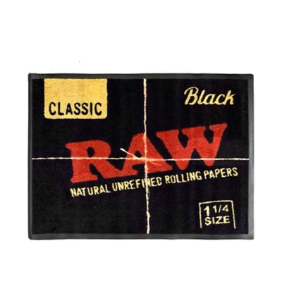 RAW Black Fussmatte Fan Edition, schwarzer Teppich mit großem Logo, rutschfest und strapazierfähig, ideal für Eingangsbereiche.