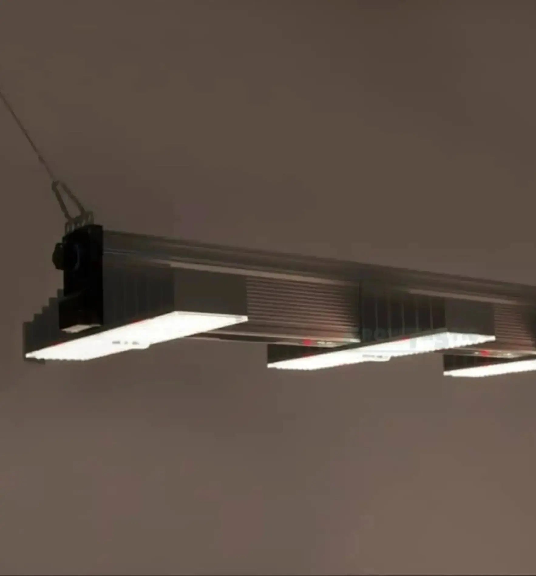 SANlight EVO Set 4-120 LED Pflanzenleuchte, energiesparende Grow-Leuchte für gesunde Pflanzen, in schwarzem Gehäuse.