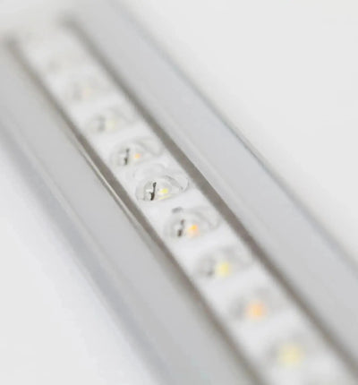 Sanlight FLEX II Compact LED Pflanzenleuchte, energiesparende LED-Lichtquelle für gesunde Pflanzen, auf einem Tisch platziert.