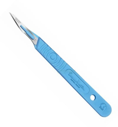 Ein steriler Einweg-Skalpell von Swann Morton, Nr. 11, mit scharfer Klinge für präzise chirurgische Eingriffe.